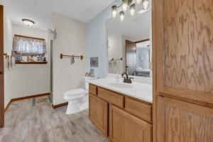 Koupelna v ubytování Lakefront Mansion + 40 fotografií