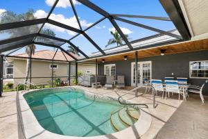 Marco IslandにあるWaterfront Island Mirrorageのパティオ(スイミングプール付)