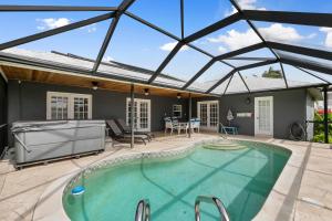 Marco IslandにあるWaterfront Island Mirrorageの大きなガラス屋根のある屋内プール