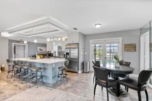 Marco IslandにあるWaterfront Island Mirrorageのテーブルと椅子のあるキッチンとダイニングルーム