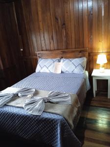a bed with a dress on top of it at Casas particulares Heil e Abadir in Urubici