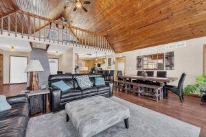 Posezení v ubytování Lakefront Mansion