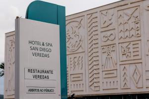 a sign for a hotel and spaasyasyasyasyasyasyasyasyasy at San Diego Suites Veredas Sete Lagoas in Sete Lagoas