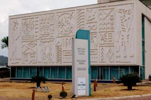 a building with a sign in front of it at San Diego Suites Veredas Sete Lagoas in Sete Lagoas