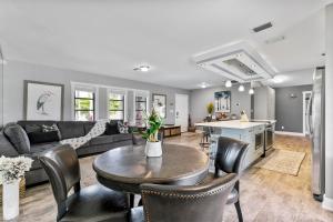 Marco IslandにあるWaterfront Island Mirrorageのソファとテーブルのあるリビングルーム