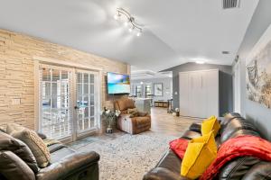 Marco IslandにあるWaterfront Island Mirrorageのソファ2つとテレビのあるリビングルーム +21枚の写真