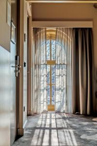 une chambre vide avec une porte et une fenêtre dans l'établissement Metzlr House, à Haarlem