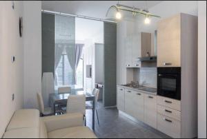 A cozinha ou cozinha compacta de Casa Adriana