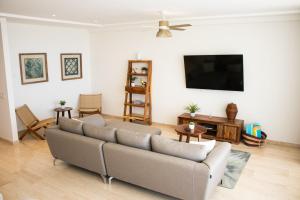 Μια τηλεόραση ή/και κέντρο ψυχαγωγίας στο Mistiq Cabo Condominium with Style and Comfort