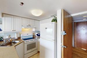 Kuchyň nebo kuchyňský kout v ubytování Ilikai Hotel 1133