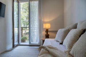 Un dormitorio con una cama y una puerta corrediza de vidrio. en Casa Tobira, en Trebbiantico