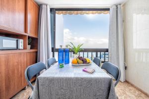 a dining room with a table with a plate of fruit at Loft Atlántico Patalavaca in Patalavaca
