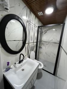 een badkamer met een wastafel en een spiegel en een toilet bij Sefaa Otel in Sultanahmet