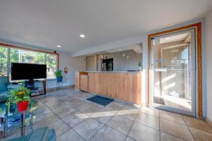 a living room with a counter and a tv at Hotel O Rama Inn & RV Park in Washougal +35 photos