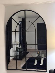 een gebogen spiegel in een woonkamer bij Loveroom Montargis in Montargis