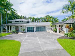 カイルア・コナにあるLuxury Retreat in Kona with Saltwater Poolの私道と芝生の白い家