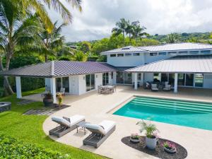 カイルア・コナにあるLuxury Retreat in Kona with Saltwater Poolのプール付きの家の航空写真