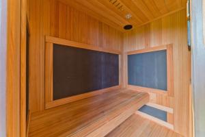 una sauna con paneles de madera y una gran ventana en Luxury Retreat in Kona with Saltwater Pool, en Kailua-Kona