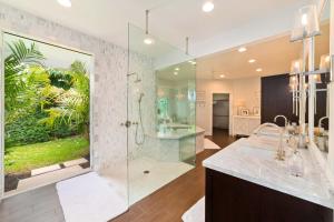 y baño con ducha y cabina de ducha acristalada. en Luxury Retreat in Kona with Saltwater Pool, en Kailua-Kona 94 fotos más