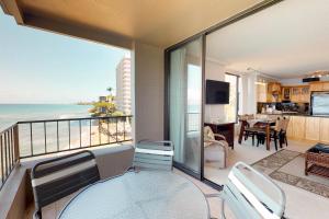 un salon avec vue sur l'océan dans l'établissement Maui Kai 508, à Kaanapali Airport