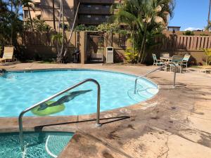 - une piscine avec une personne dans l'eau dans l'établissement Maui Kai 508, à Kaanapali Airport