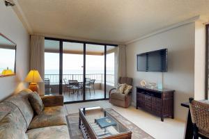 un salon avec un canapé et une télévision à écran plat dans l'établissement Maui Kai 508, à Kaanapali Airport