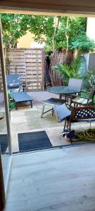 Un patio con sillas y una mesa y una mesa de picnic. en Duplex Sables d'Or, en Fréhel
