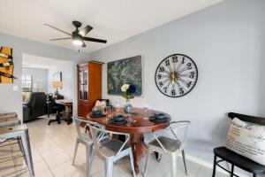 Posezení v ubytování Island Hub Hideout + 20 fotografií