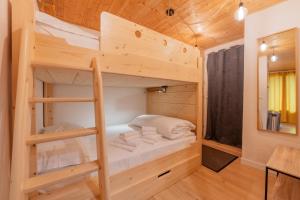 En eller flere senge i et værelse på Chamonix Sud - Bâtiment Iris 359 - Happy Rentals + 17 billeder