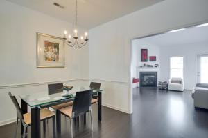 Posezení v ubytování Inviting High Point Townhome with Patio and Privacy!