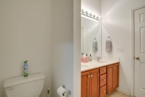 Koupelna v ubytování Inviting High Point Townhome with Patio and Privacy! + 18 fotografií