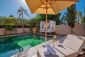 Bazén v ubytování Villa Anzar Refined Oasis wChef and Emerald Hammam nebo v jeho okolí