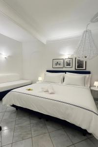 卡普里CAPRI DESIGN ROOM的一间带一张白色大床的白色大卧室