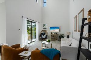 a living room with a couch and chairs at Aloha Nani Hilo in Isles of Capri