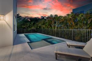 a swimming pool with a mural of a sunset at Aloha Nani Hilo in Isles of Capri