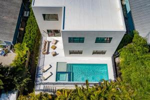 an overhead view of a house with a swimming pool at Aloha Nani Hilo in Isles of Capri