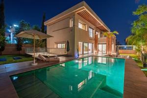 Bazén v ubytování Villa Anzar Refined Oasis wChef and Emerald Hammam nebo v jeho okolí