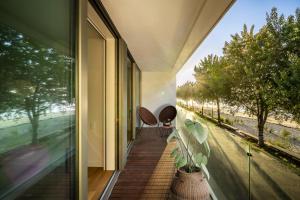 a house with a balcony with a view of a street at Porto de Gaia in Vila Nova de Gaia +15 photos