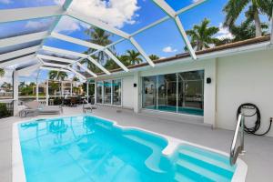 Marco IslandにあるGazebo Pointのガラス屋根の家のスイミングプール