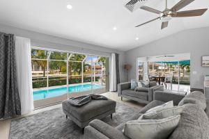 Marco IslandにあるGazebo Pointのリビングルーム(大きな窓、プール付)