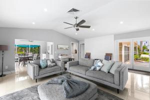 Marco IslandにあるGazebo Pointのリビングルーム(ソファ2台、天井ファン付)