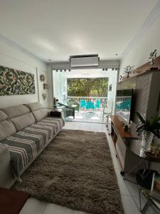 a living room with a couch and a television at Apto Centro Belém Cop 30 Praça da República in Belém