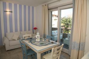 a living room with a table and a couch at Sogno di Rena in Castelsardo