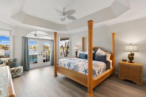 マルコ・アイランドにあるIsland Twilight Delightのベッドと天井扇風機のある寝室