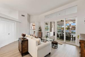 マルコ・アイランドにあるIsland Twilight Delightの白いソファとテーブルのあるリビングルーム