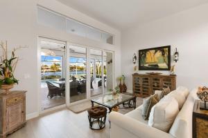 マルコ・アイランドにあるIsland Twilight Delightの白いソファとテーブルのあるリビングルーム