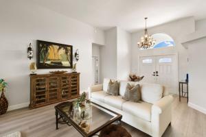 マルコ・アイランドにあるIsland Twilight Delightの白いソファとテーブルのあるリビングルーム +34枚の写真