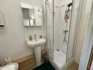 a bathroom with a sink and a shower at Grand Place Arras RDC 4 pers vidéoprojecteur in Arras