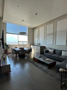 a living room with a couch and a table at Moderno y céntrico departamento en Monterrey in Monterrey