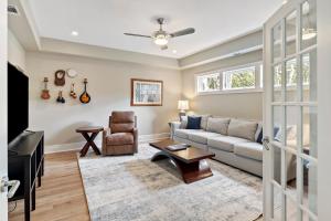 una sala de estar con un sofá y una silla en SS52: 52 Surfsong, en Kiawah Island